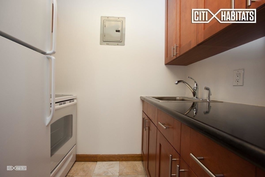 370 West 30th Street - Photo 3