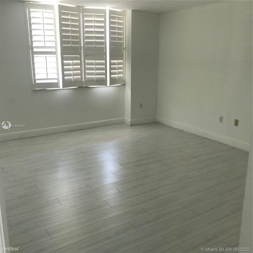 1155 Brickell Bay Dr Apt 1204 - Photo 4