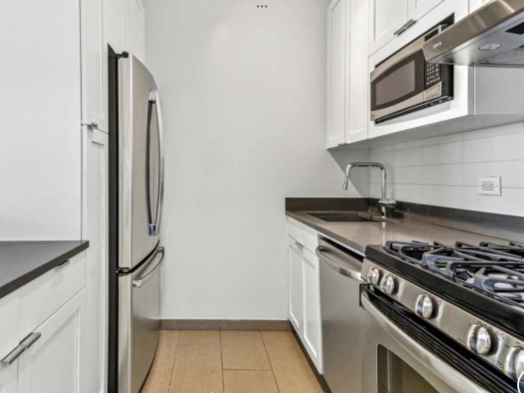 407 Park Avenue South - Photo 1