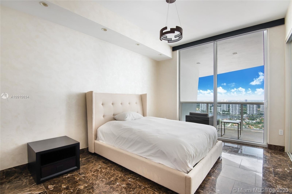 18101 Collins Ave - Photo 11