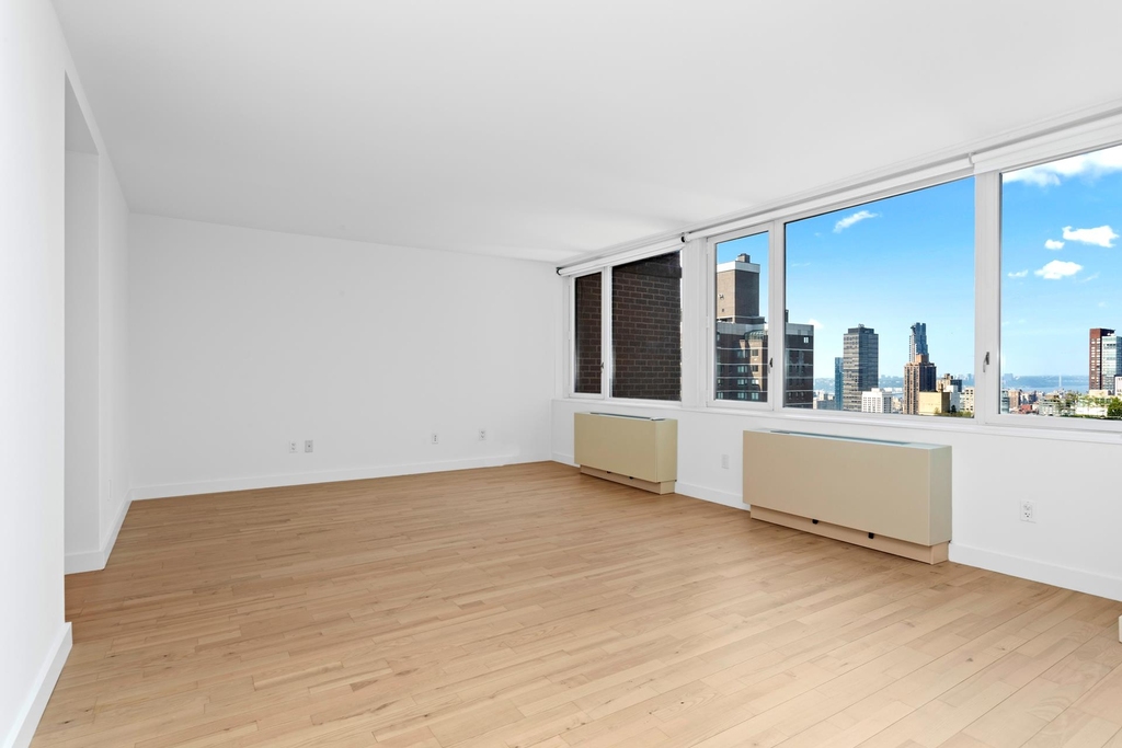 322 W 57th St - Photo 3