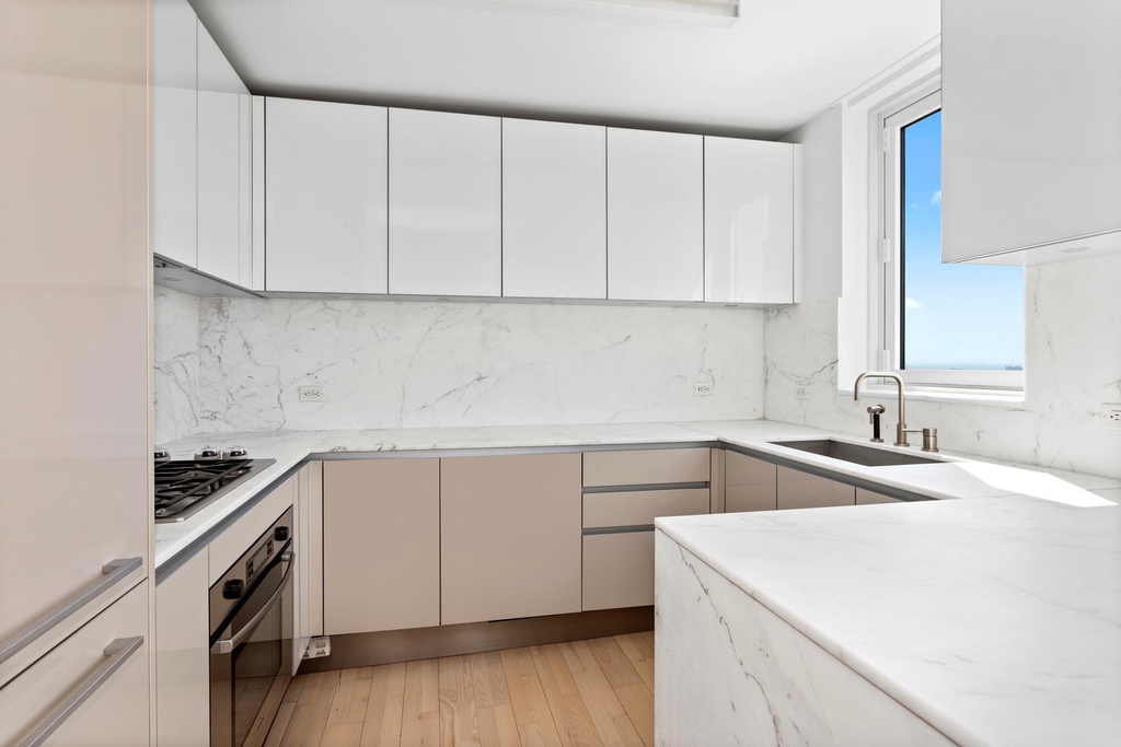 322 W 57th St - Photo 8