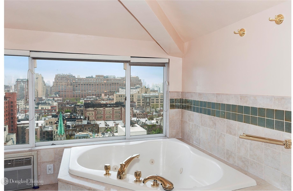 315 West 23rd St - Photo 4