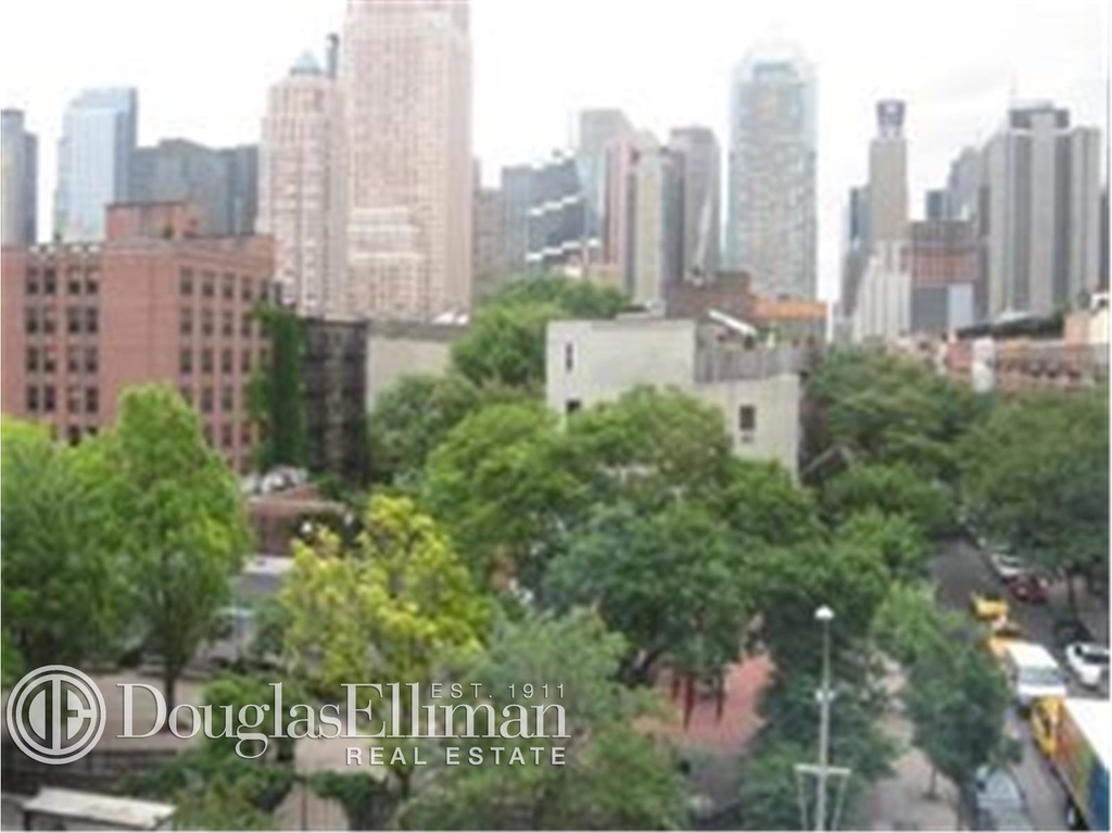 501 West 47th St - Photo 4