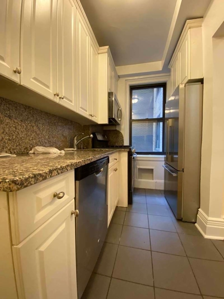 245 East 21st Street - Photo 3