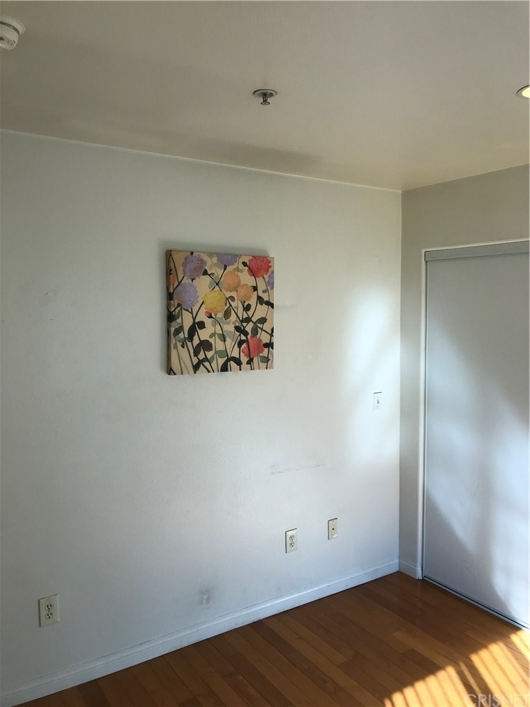 15053 Victory Boulevard - Photo 24