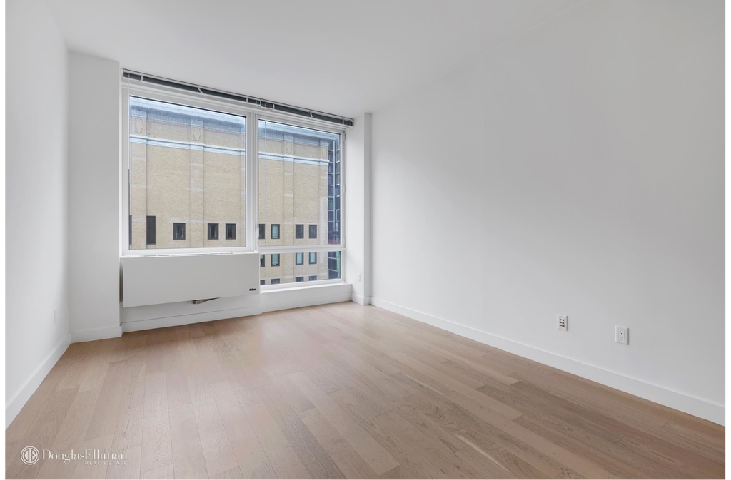 450 West 17th St - Photo 4