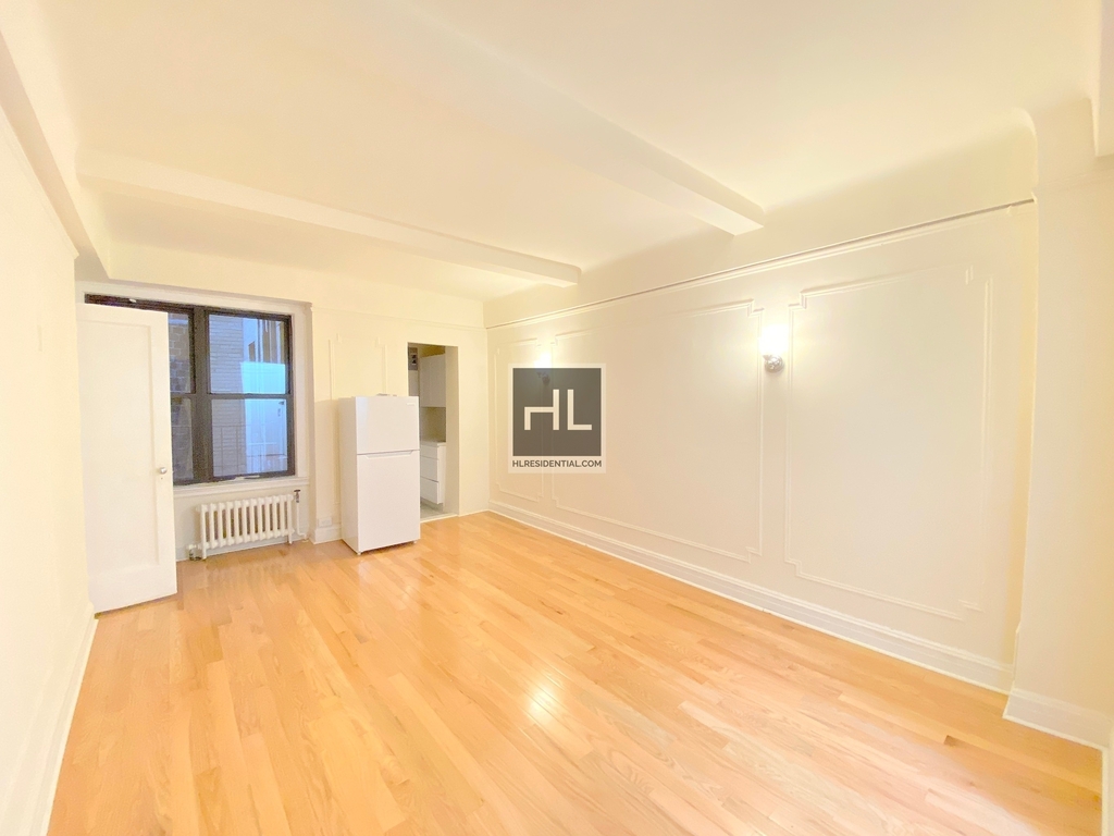 201 East 35th Street - Photo 0