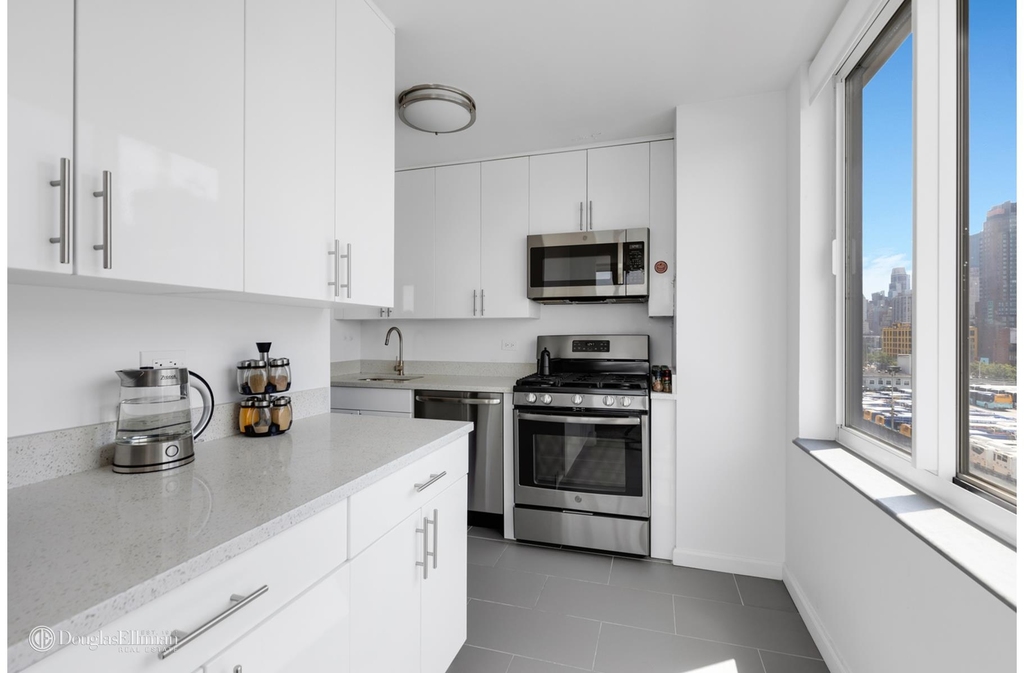 650 West 42nd St - Photo 1