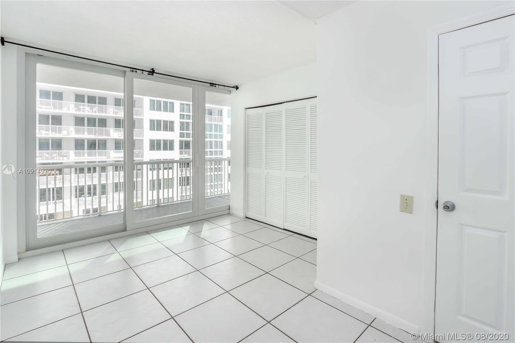 5401 Collins Ave - Photo 17