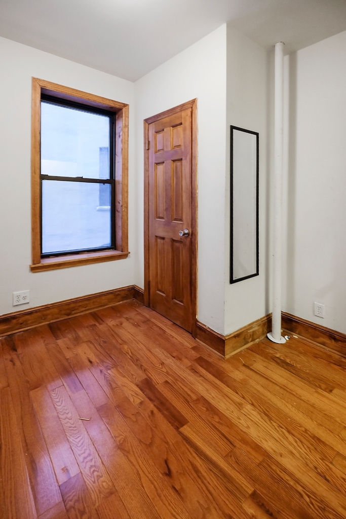 254 Manhattan Ave - Photo 2