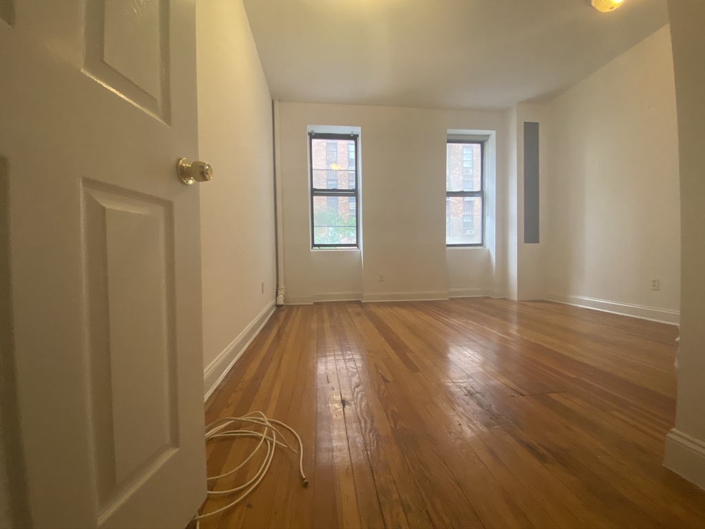 401 W 24th Street - Photo 3