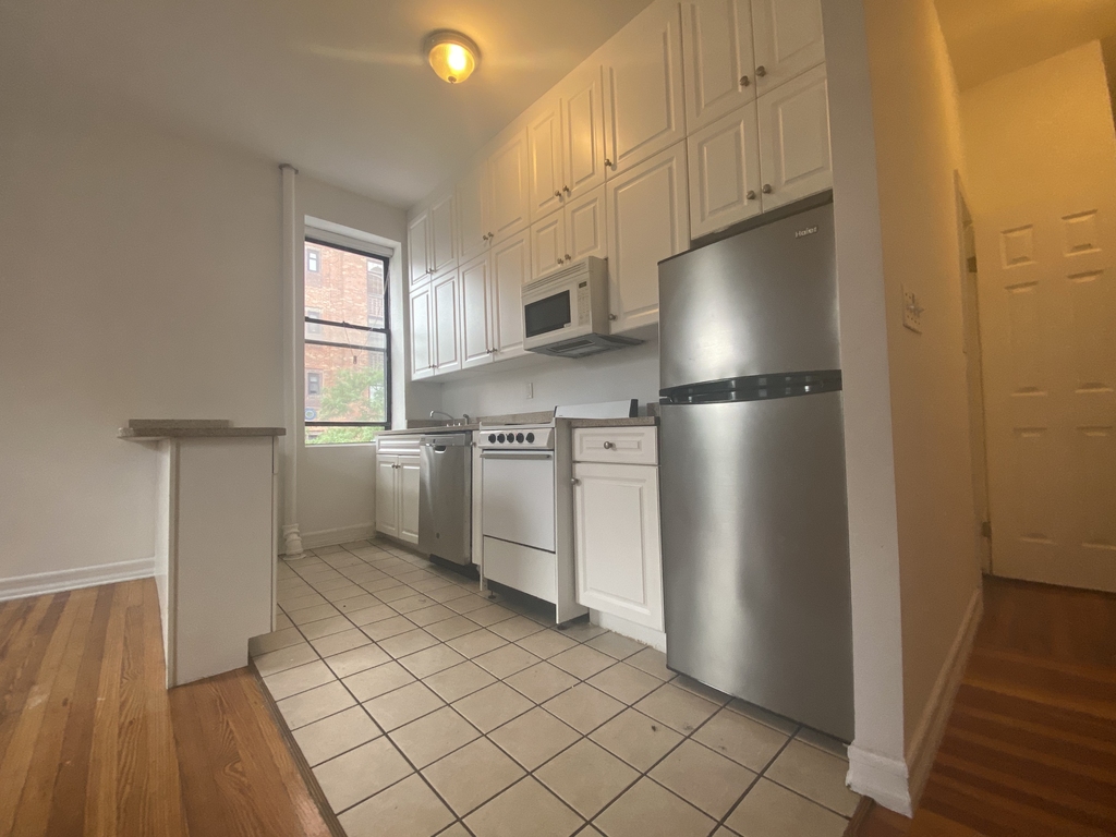 401 W 24th Street - Photo 4