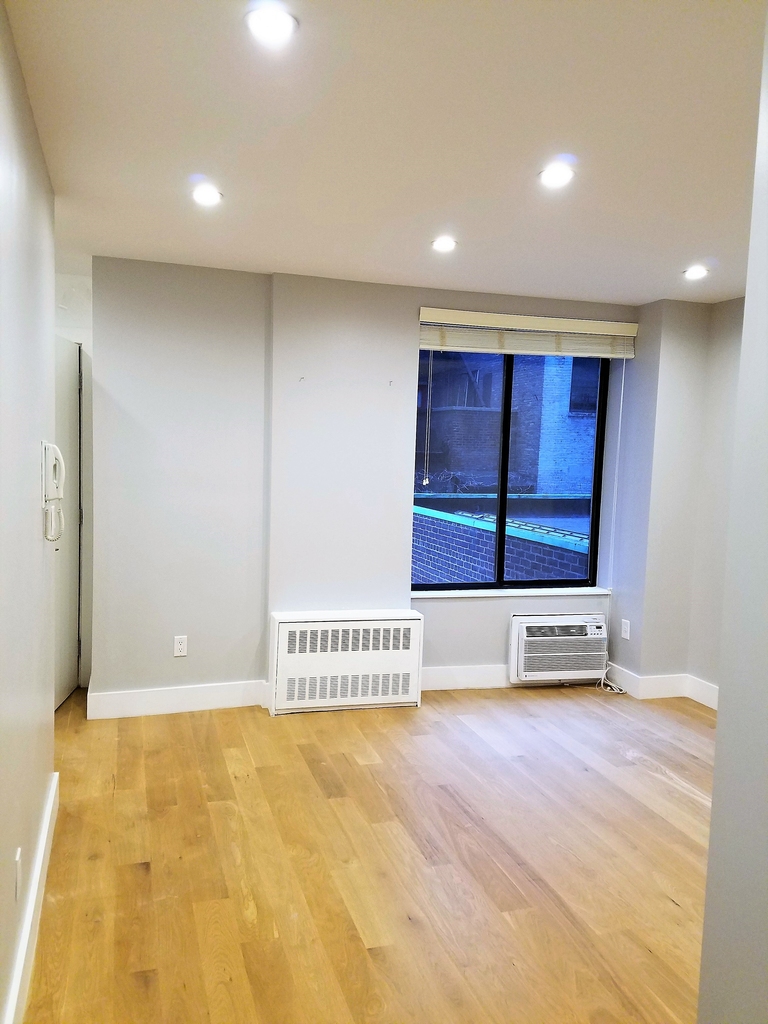 114 East 40th Street - Photo 1