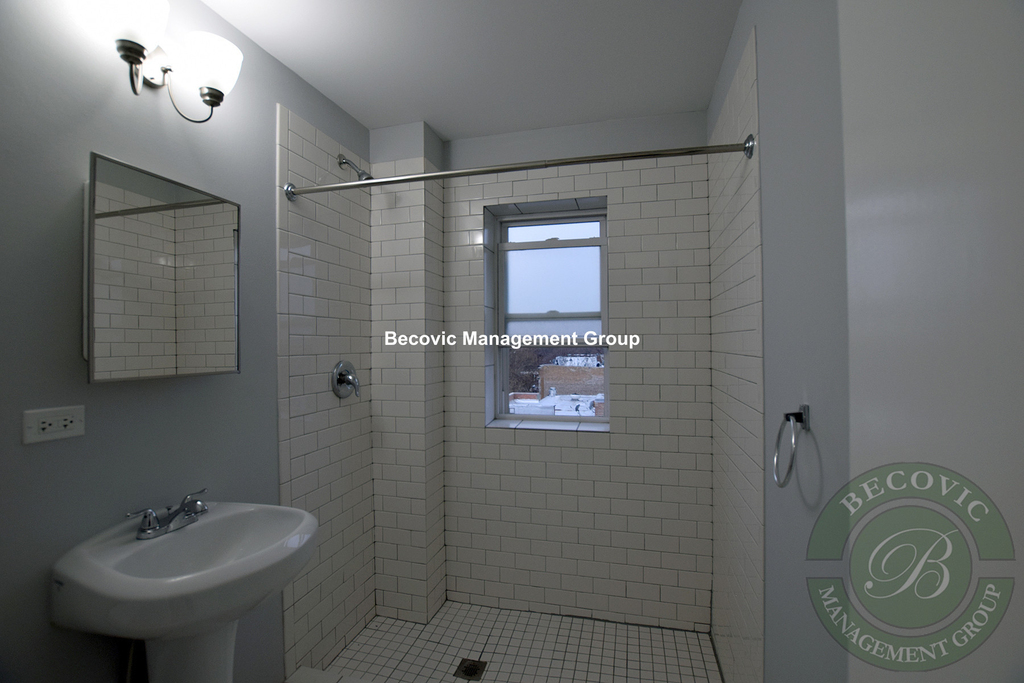 7450 North Greenview Ave. - Photo 2
