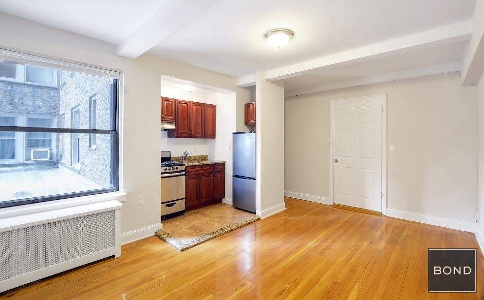 301 East 38th Street - Photo 4