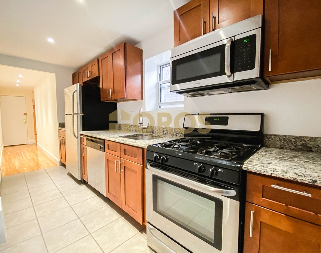 335 East 10th Street - Photo 7