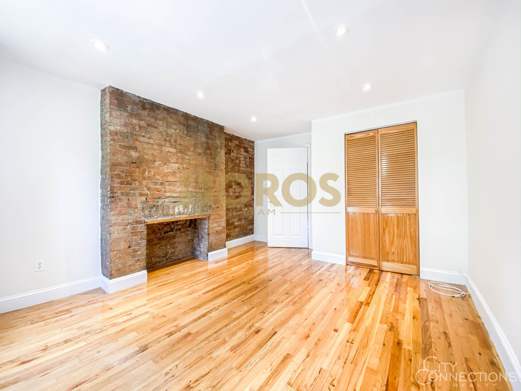 335 East 10th Street - Photo 3