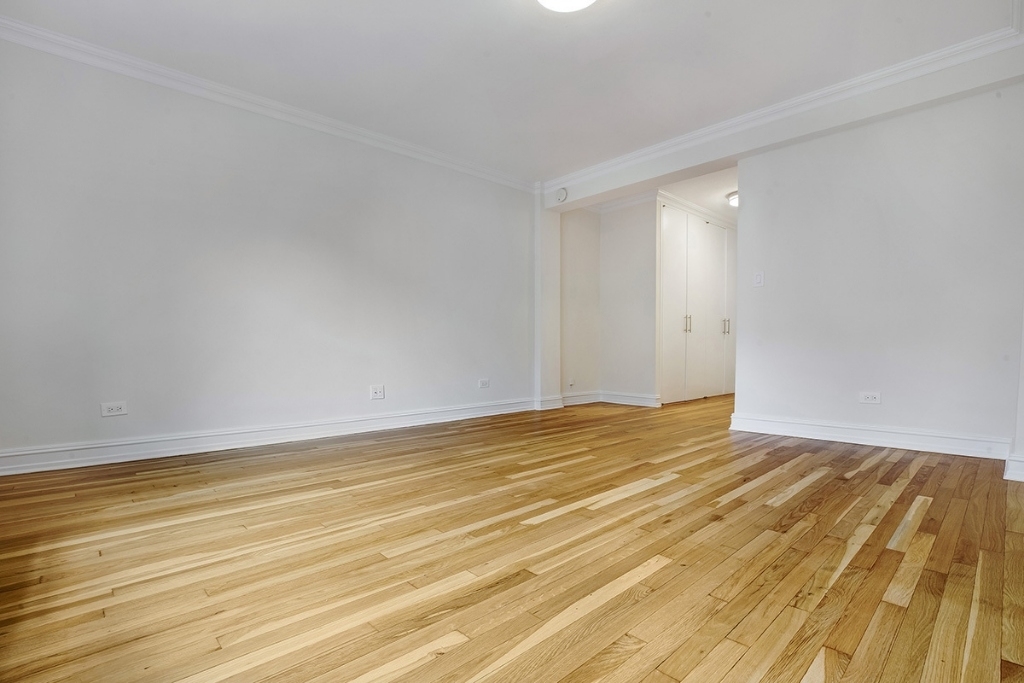 151 West 16th Street - Photo 1