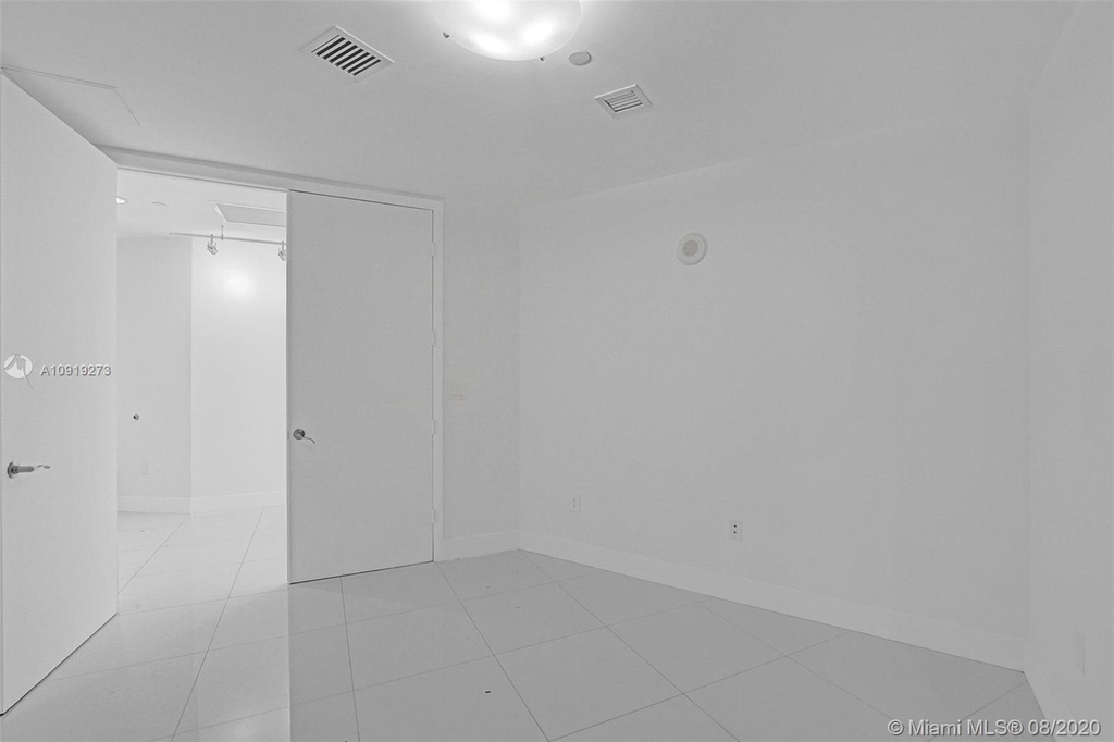 15901 Collins Ave - Photo 9