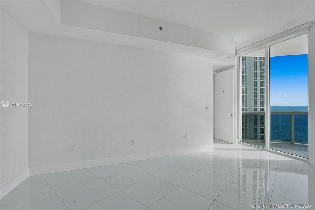 15901 Collins Ave - Photo 30