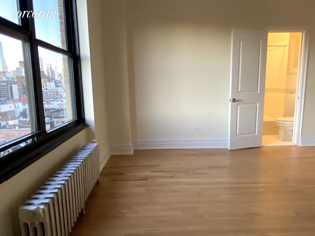 Gorgeous studio with Skyline views in the East Village - Elevator Building - Photo 3