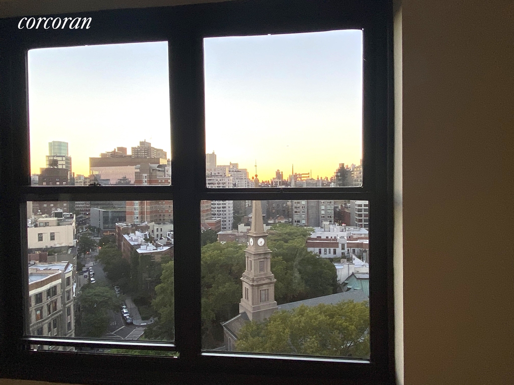 Gorgeous studio with Skyline views in the East Village - Elevator Building - Photo 2