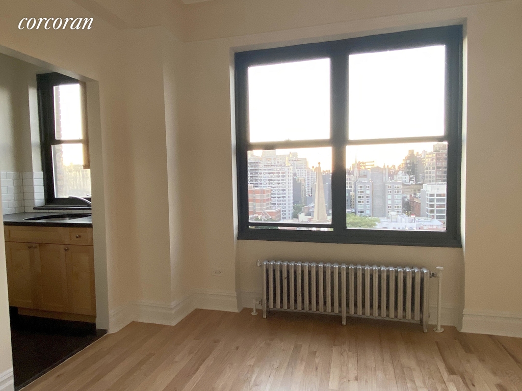 Gorgeous studio with Skyline views in the East Village - Elevator Building - Photo 1