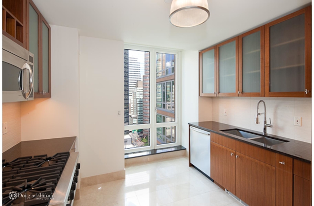 250 East 53rd St - Photo 2