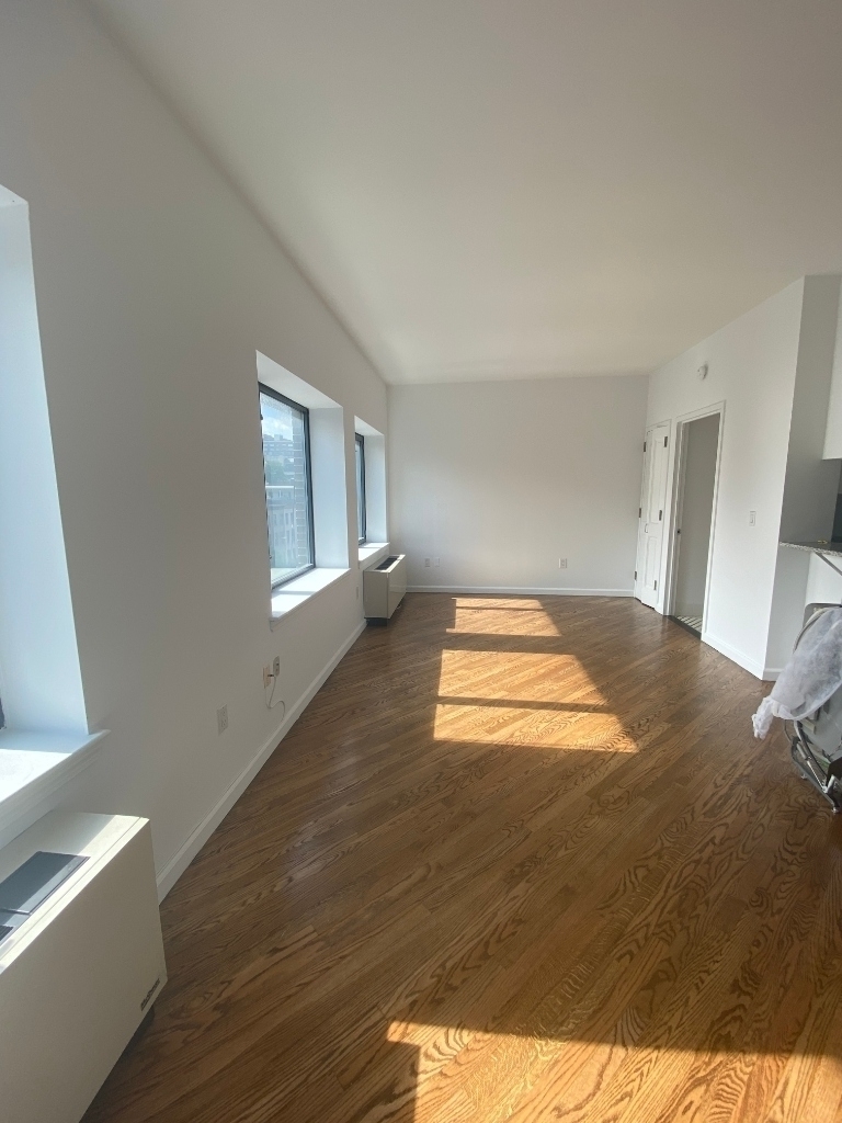 401 West 22nd Street - Photo 2