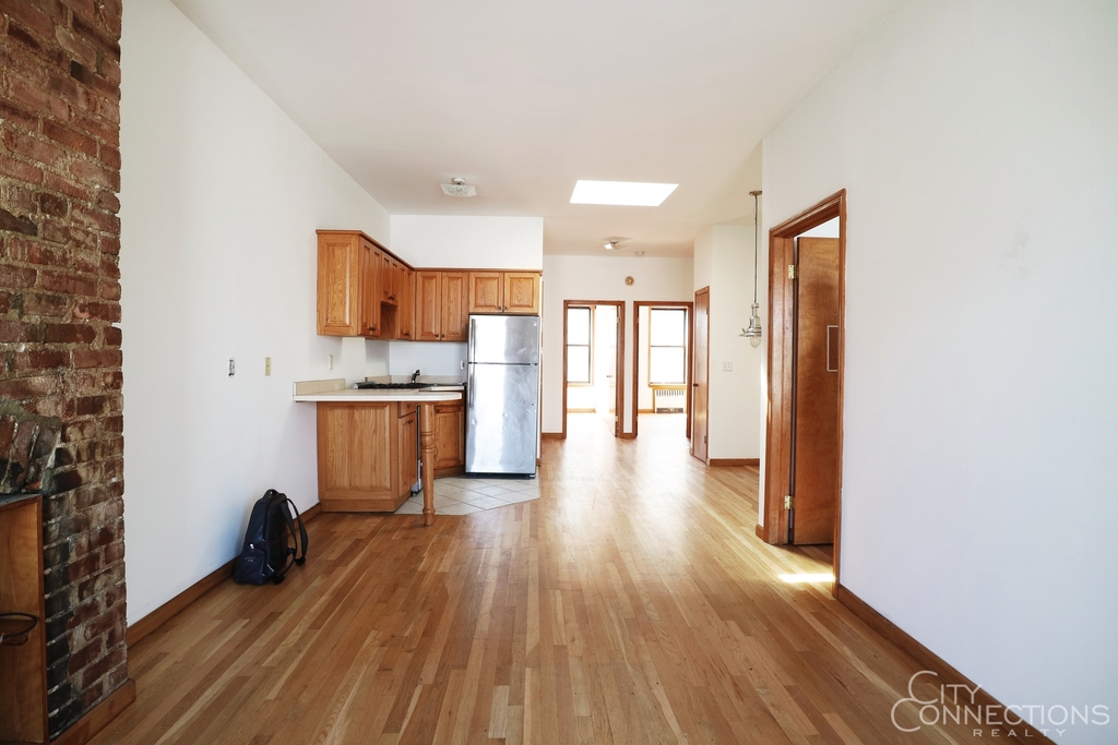 297 Kingsland Ave - Photo 1