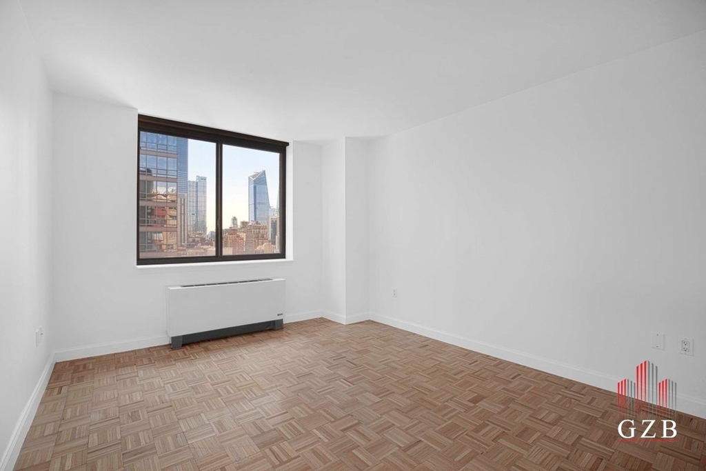 W 43rd St, - Photo 2