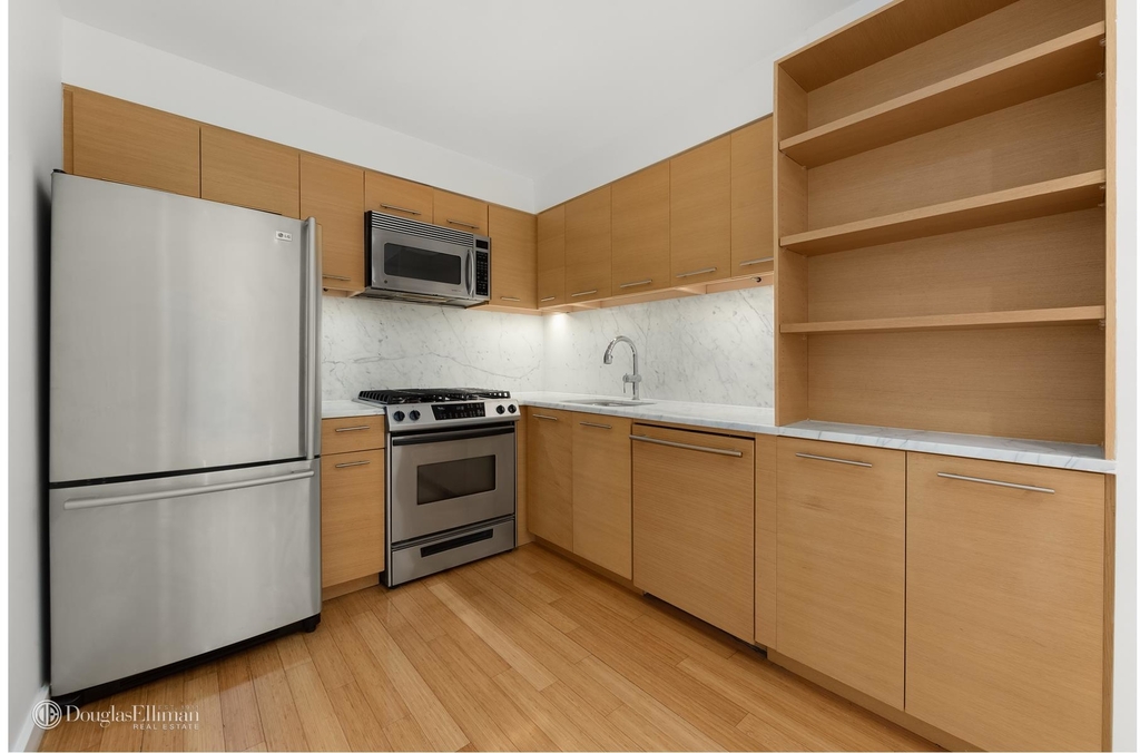 100 West 39th St - Photo 4