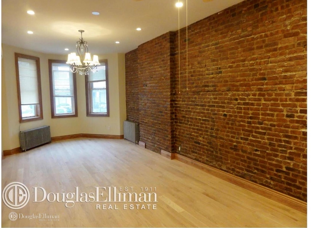 7838 Metropolitan Avenue - Photo 2