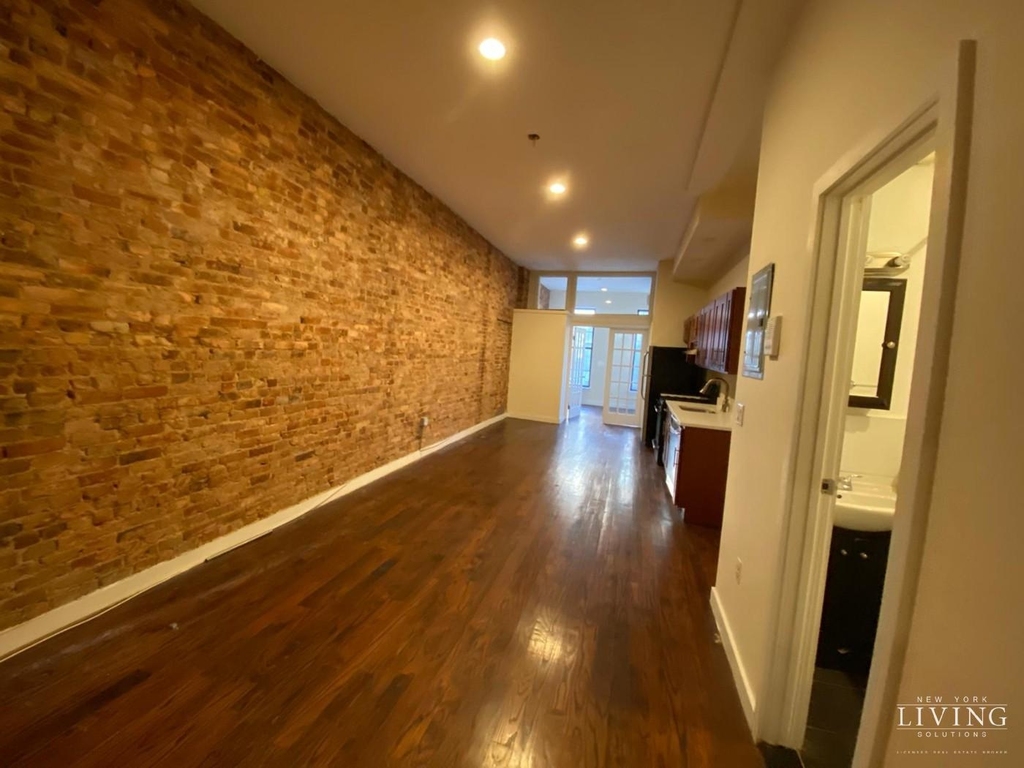 308 Tompkins Avenue - Photo 10