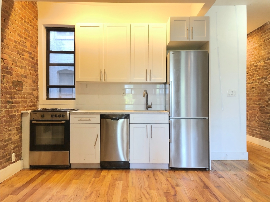 1486 Bedford Ave - Photo 3