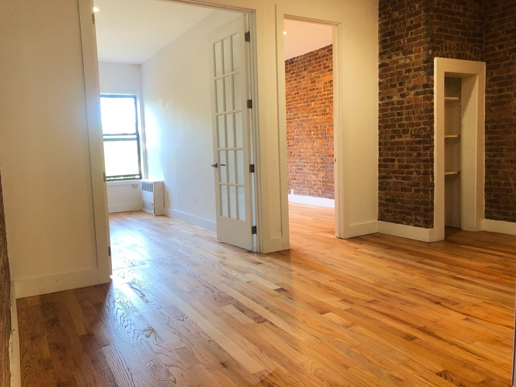 1486 Bedford Ave - Photo 4