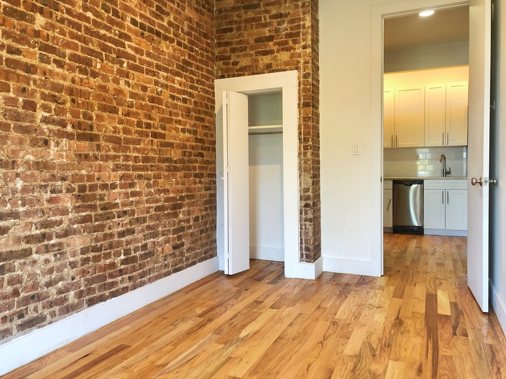 1486 Bedford Ave - Photo 2
