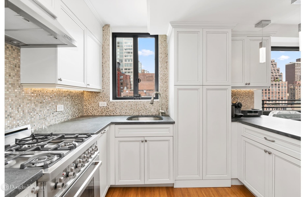 309 East 49th St - Photo 8