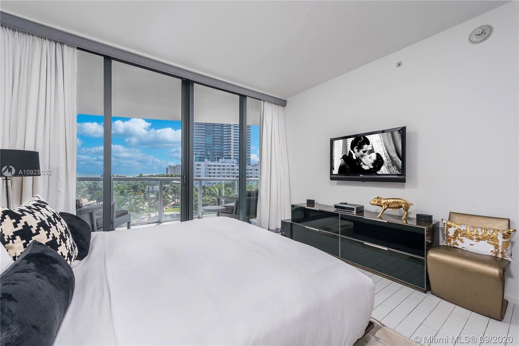 2201 Collins Ave - Photo 2