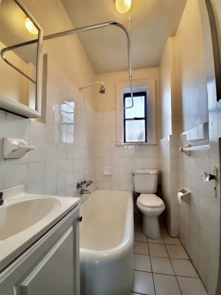 1Bed/1Bath Apartment - 52nd Street - Photo 6