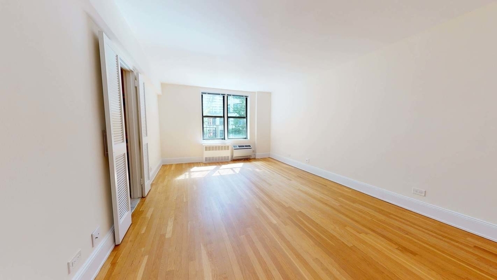 305 West 13th Street - Photo 0