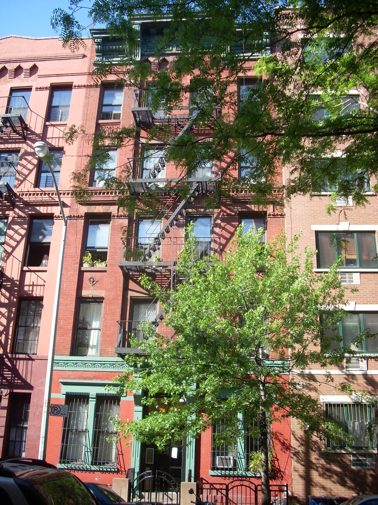 607 East 11th Street - Photo 0