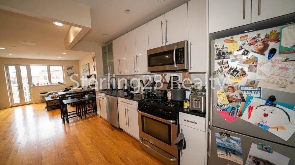 23-15 Astoria Boulevard - Photo 3