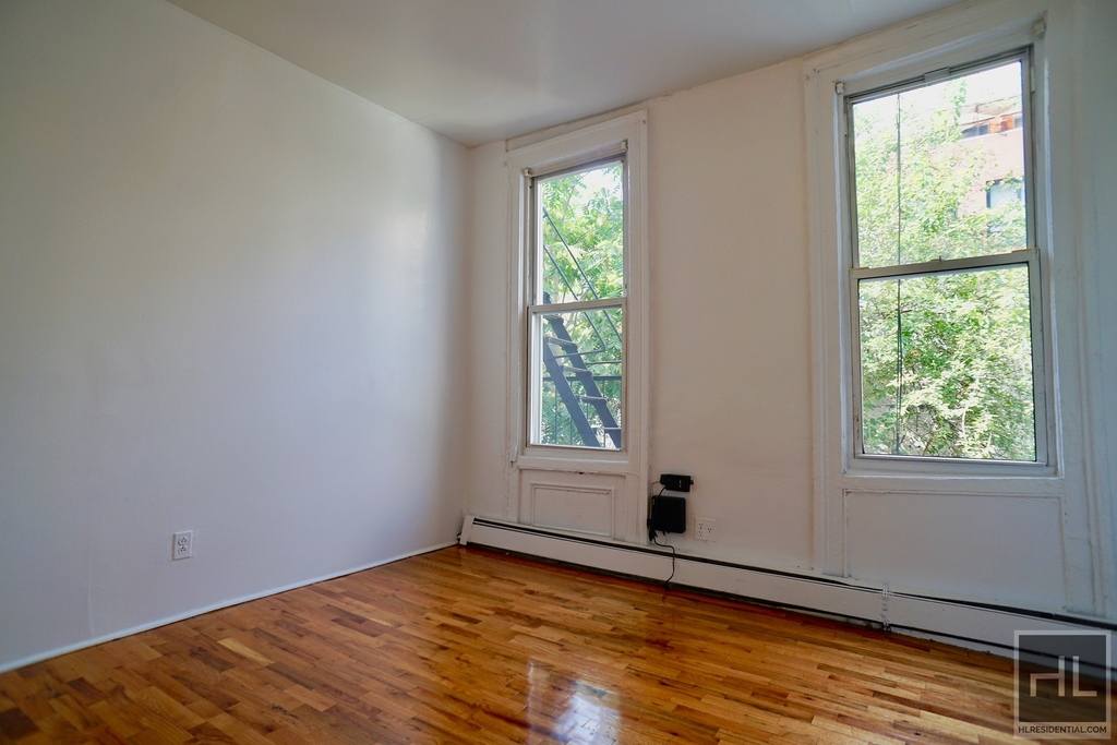 33 Montrose Avenue - Photo 4