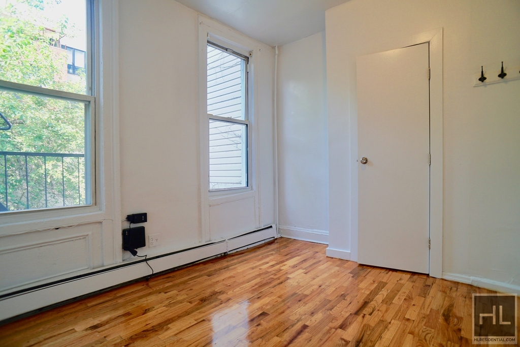 33 Montrose Avenue - Photo 3