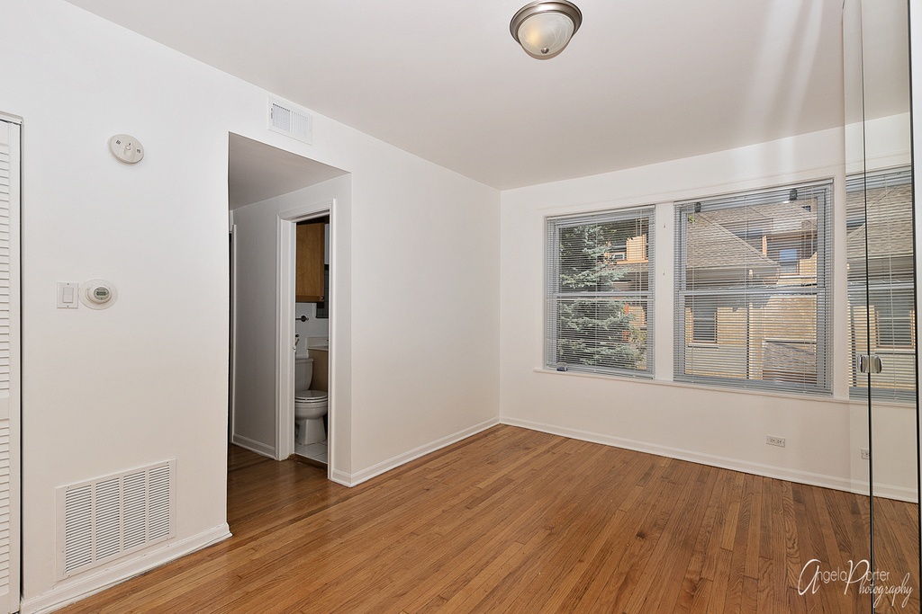 4240 North Clarendon Avenue - Photo 5