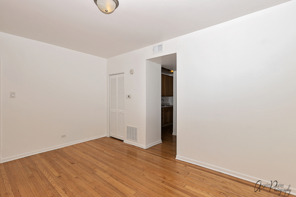 4240 North Clarendon Avenue - Photo 8