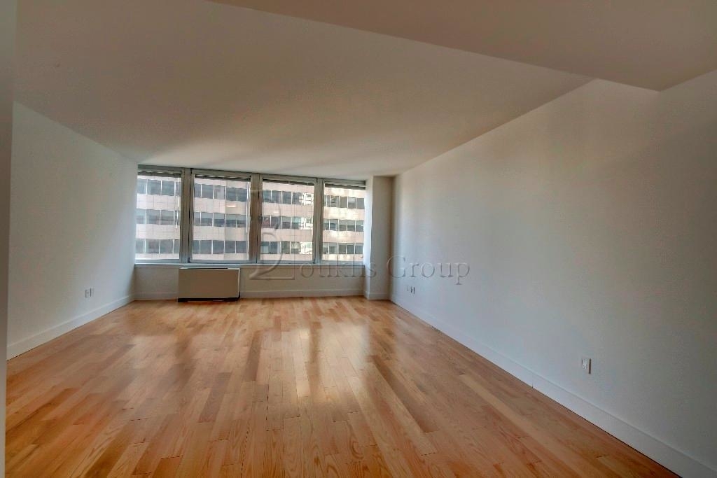 Large - Convertible 3 Bed - July Move In - Photo 2