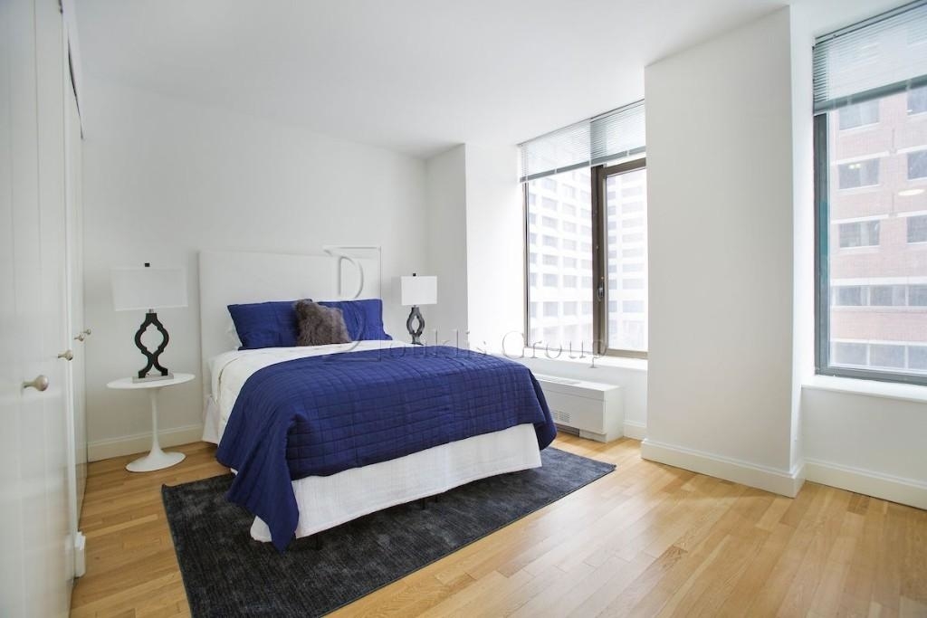 10 Hanover Square - Photo 2